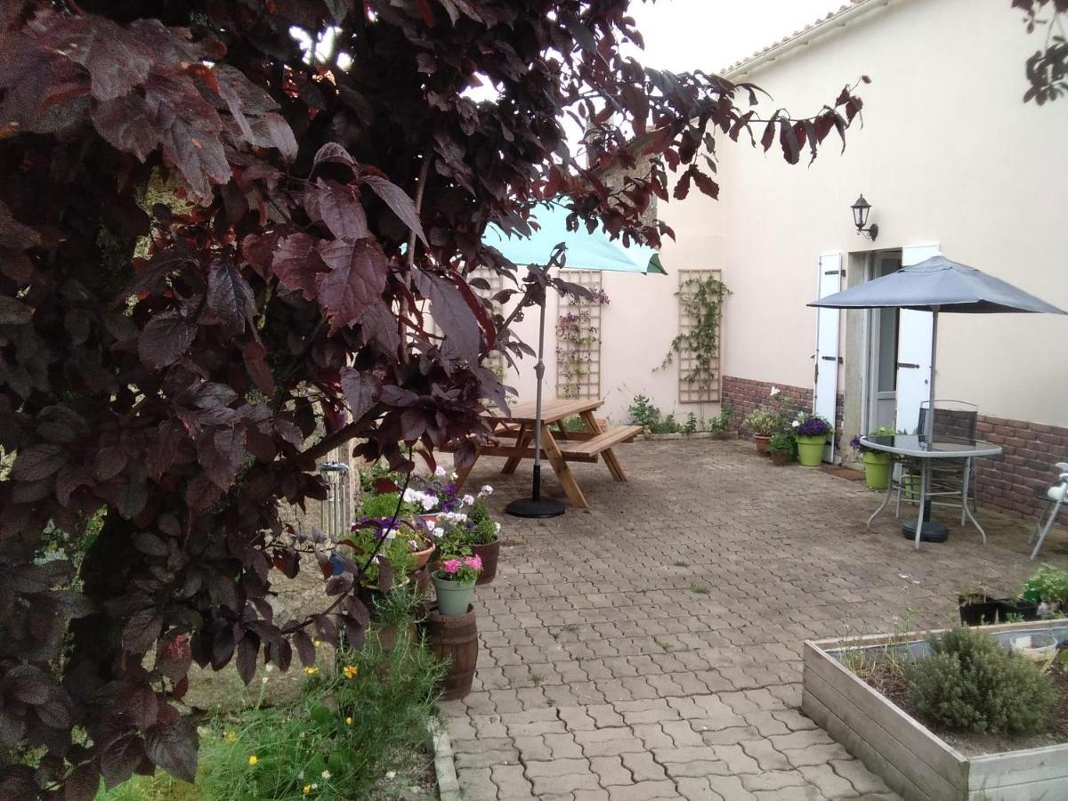 Les Tournesols Bed & Breakfast La Bernardiere Bagian luar foto